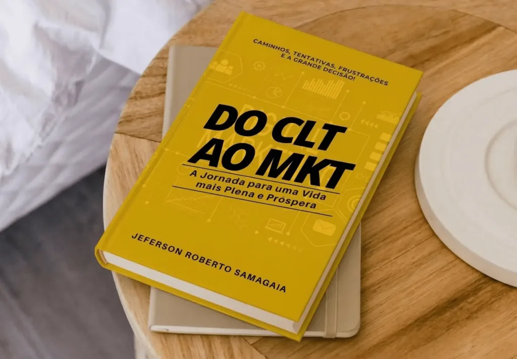 Livro Do CLT ao MKT sobre uma mesa de madeira